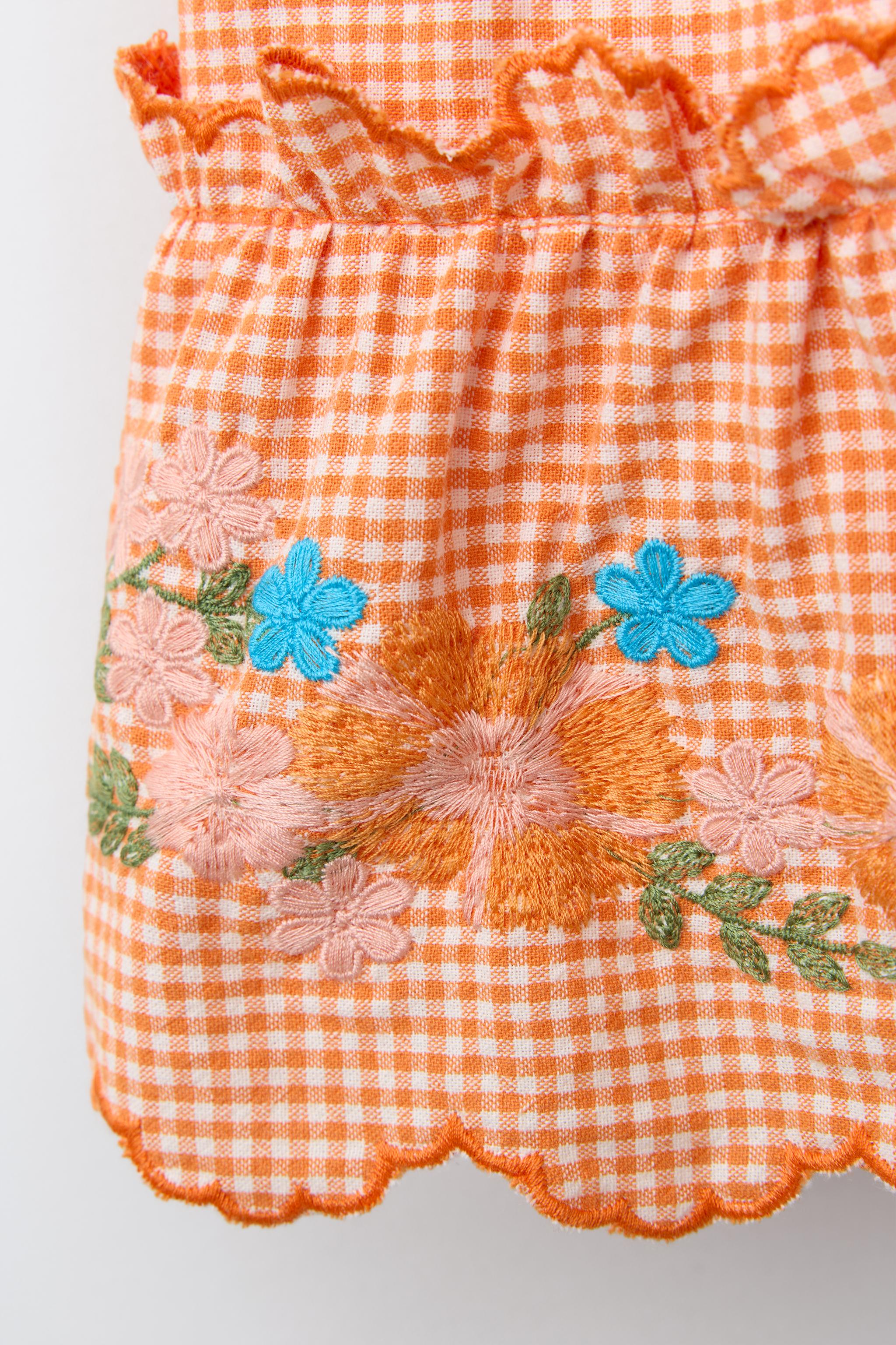 ROBE EN MAILLE BIMATIÈRE CARREAUX VICHY ET FLEURS BRODÉES